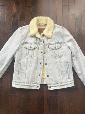 Levi’s Sherpa Jacket – Like New 🤍